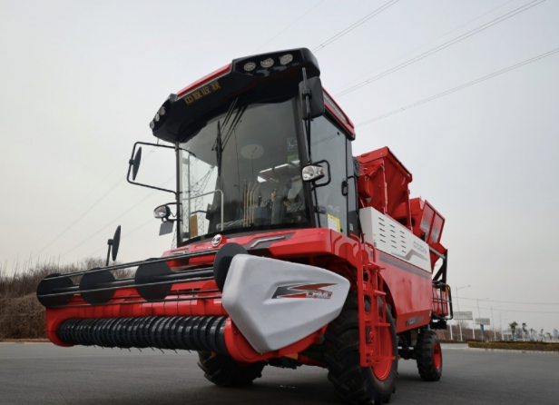 “網(wǎng)紅”牛老板賣“網(wǎng)紅”車——中聯(lián)收獲花生機 610-2.png